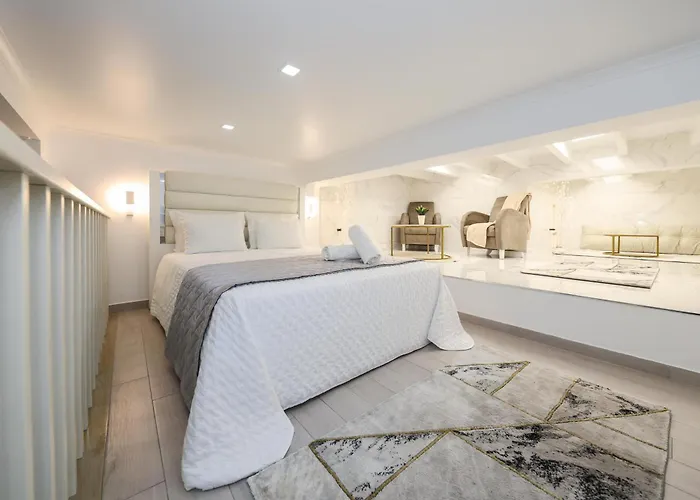 Dina House Назаре